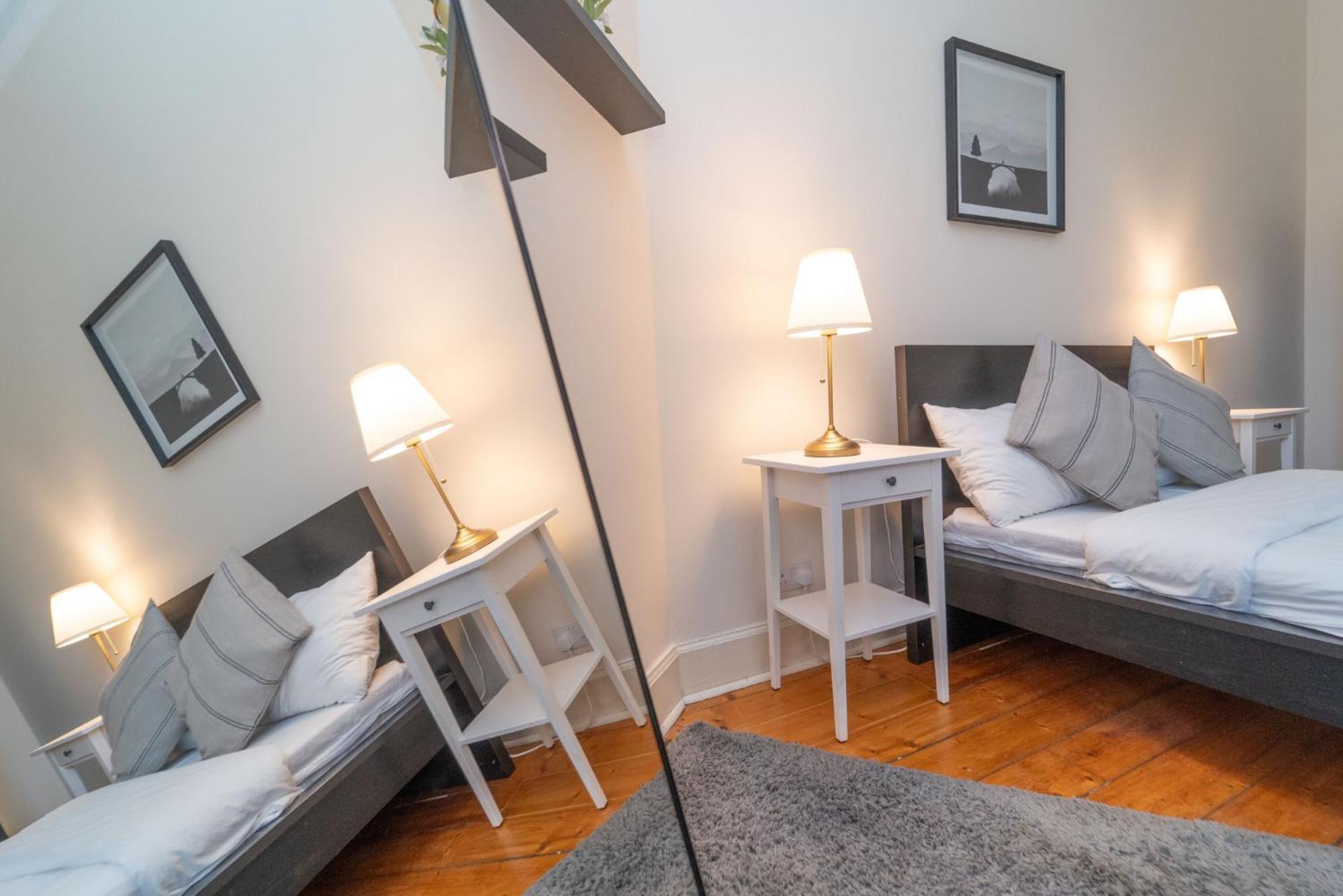Large City Corner Apartment Edinburg Exteriör bild