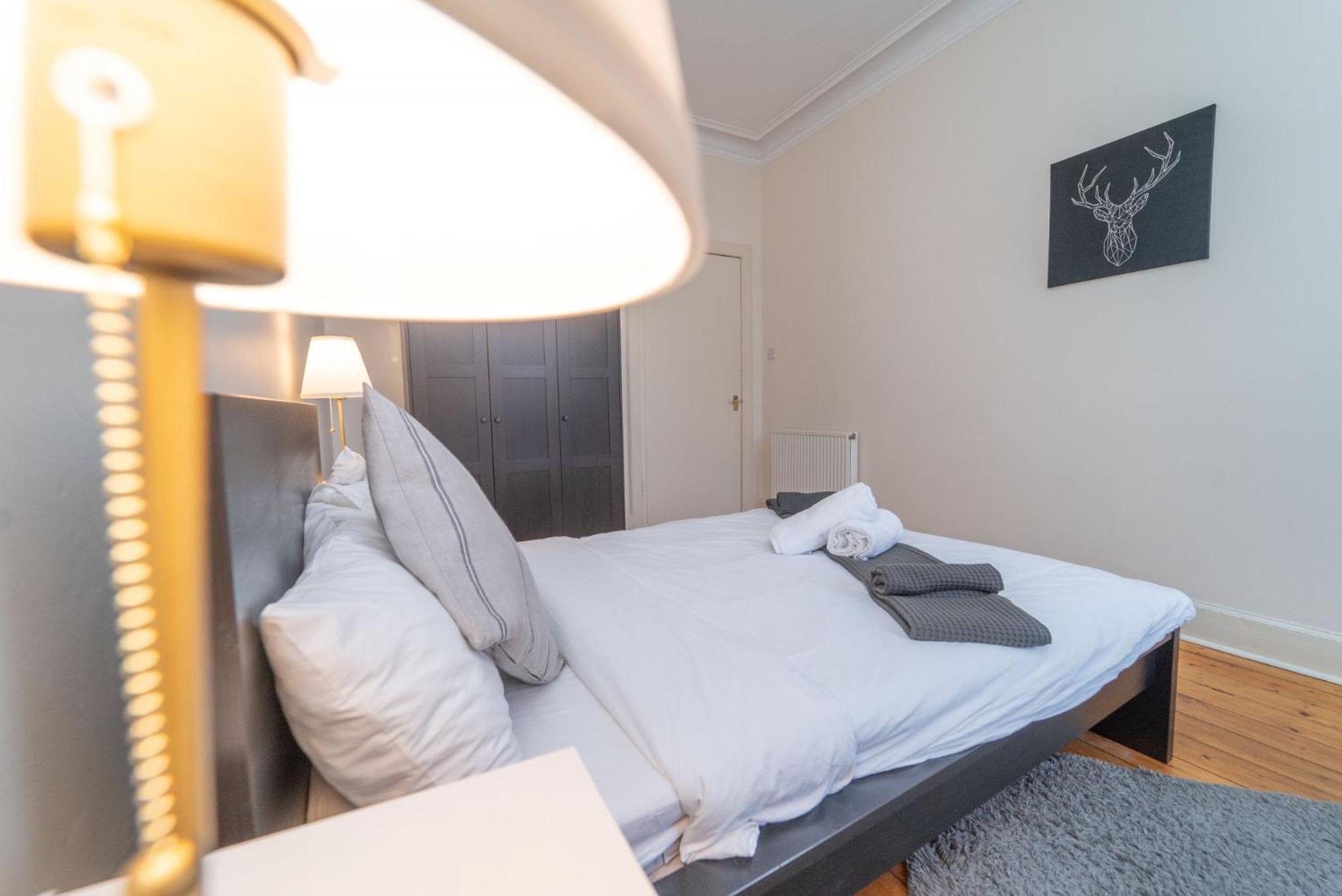 Large City Corner Apartment Edinburg Exteriör bild
