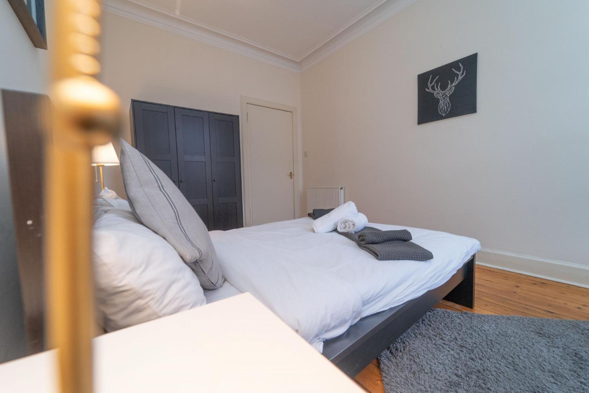 Large City Corner Apartment Edinburg Exteriör bild